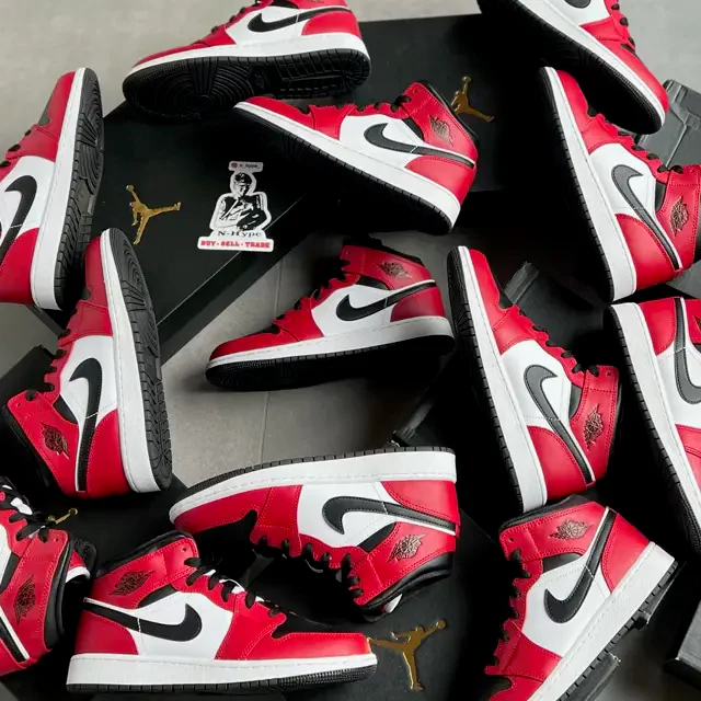 Jordan 1 Mid Chicago Black Toe (GS) - Image 5