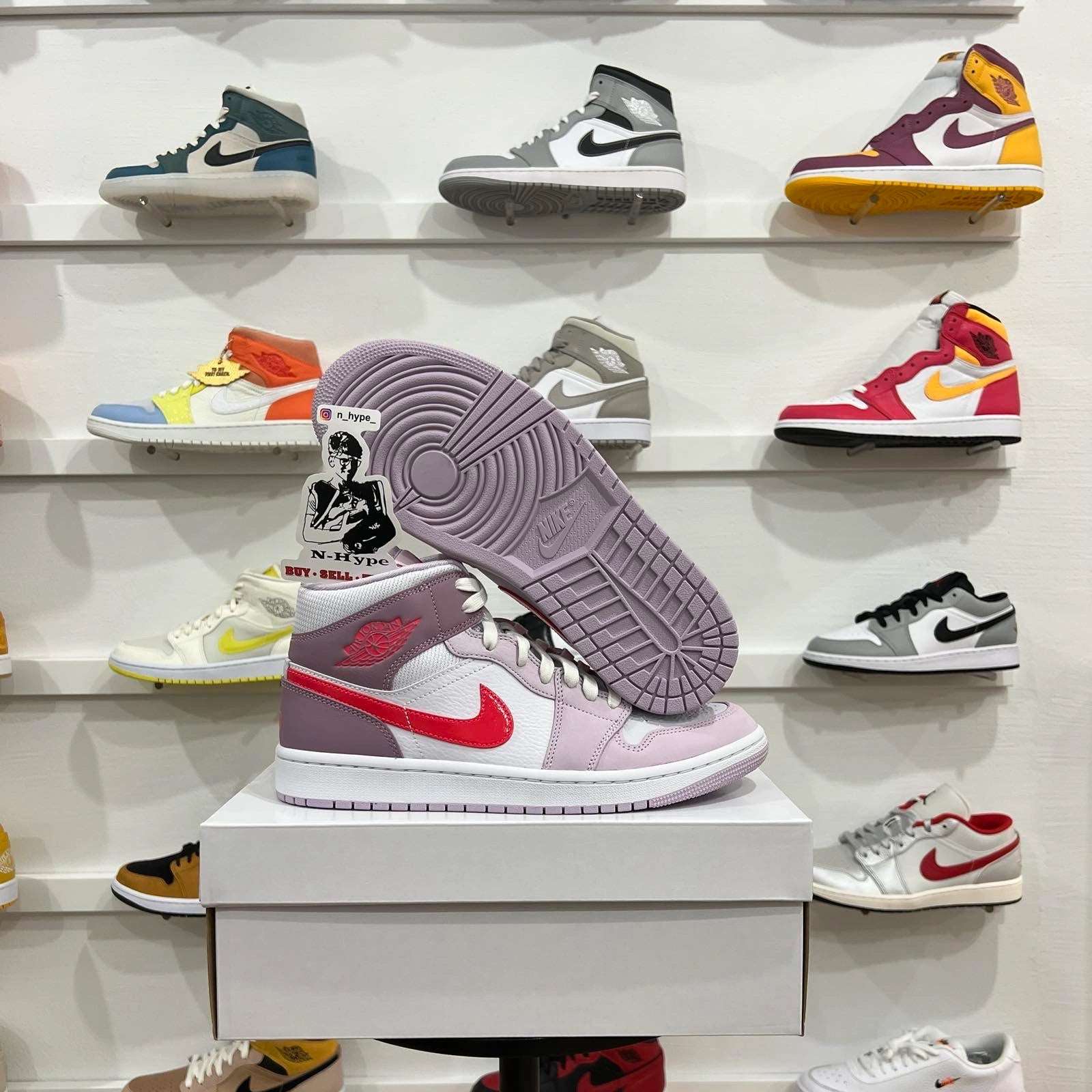 Jordan 1 Mid Valentine's Day (2022) (W) - Image 5