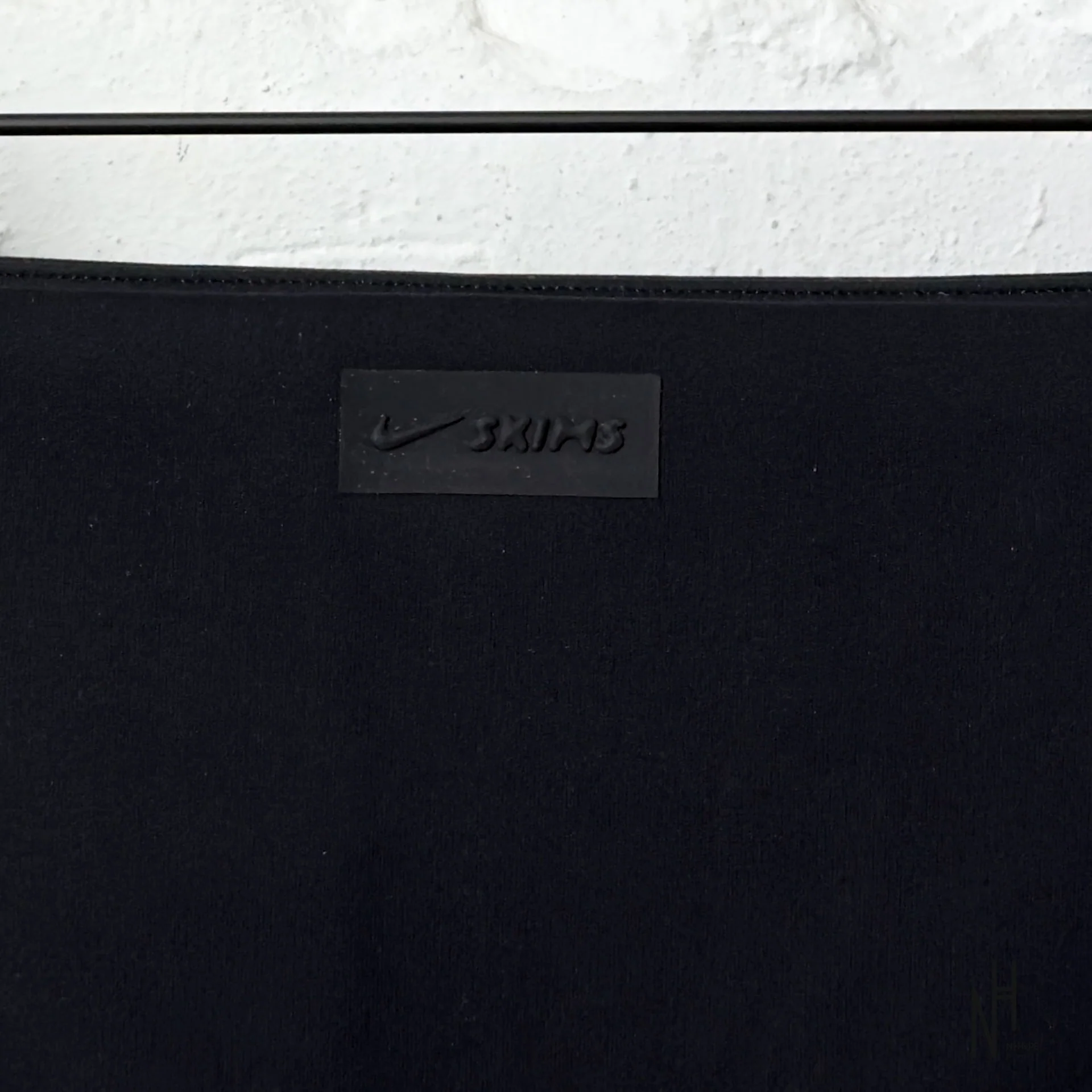 Nike Skims Matte V Line 26 Legging / Obsidian - Image 2