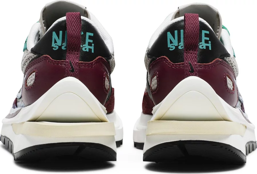 Nike Vaporwaffle sacai Villain Red Neptune Green - Image 3