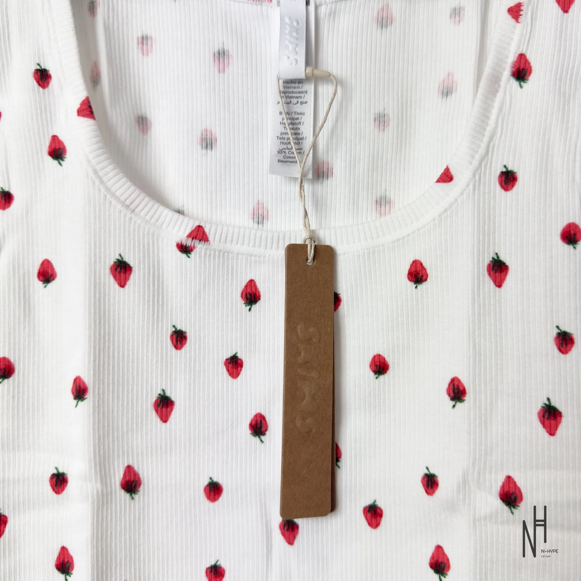 SKIMS Cotton Rib Tank Snow Strawberry Print - Image 3