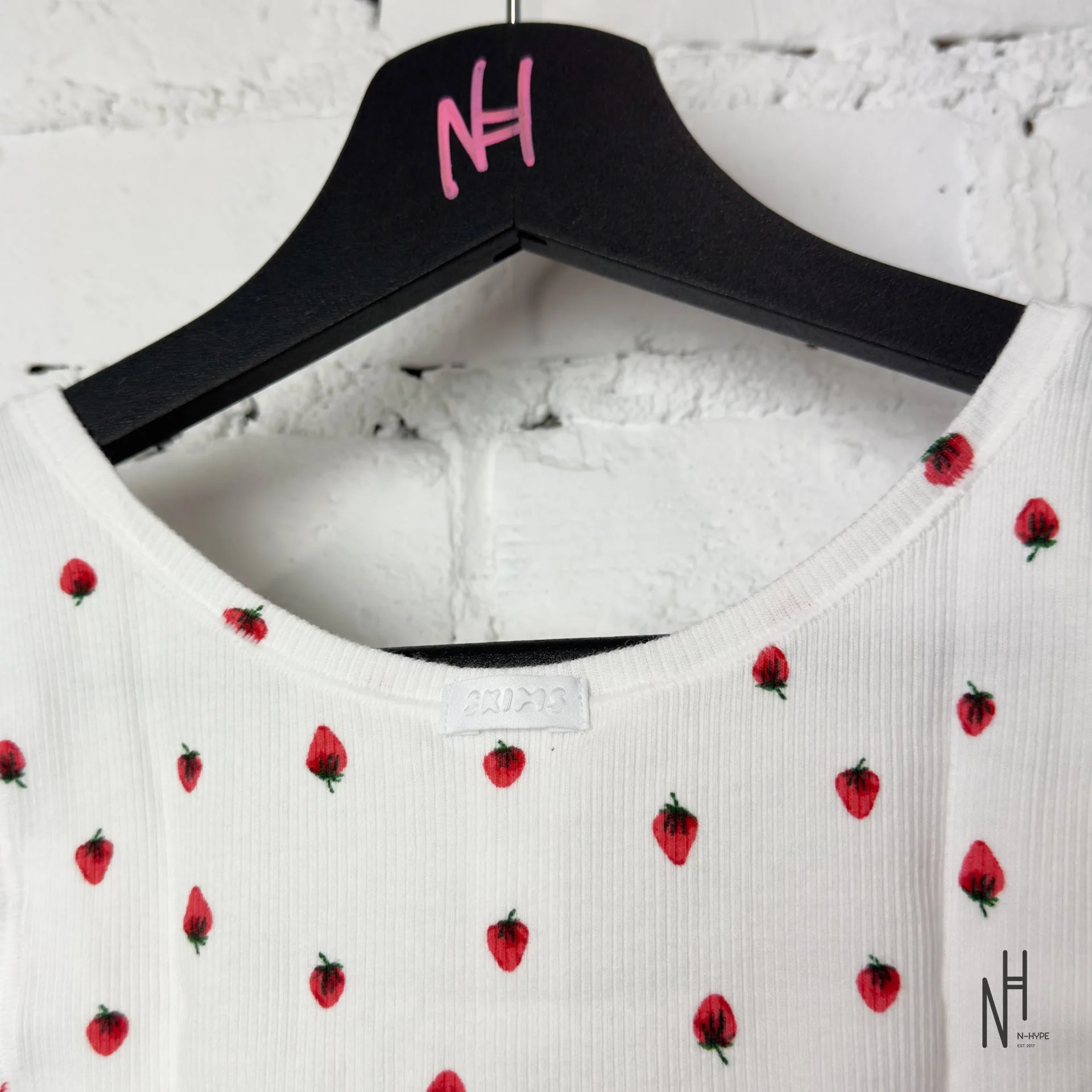 SKIMS Cotton Rib Tank Snow Strawberry Print - Image 5