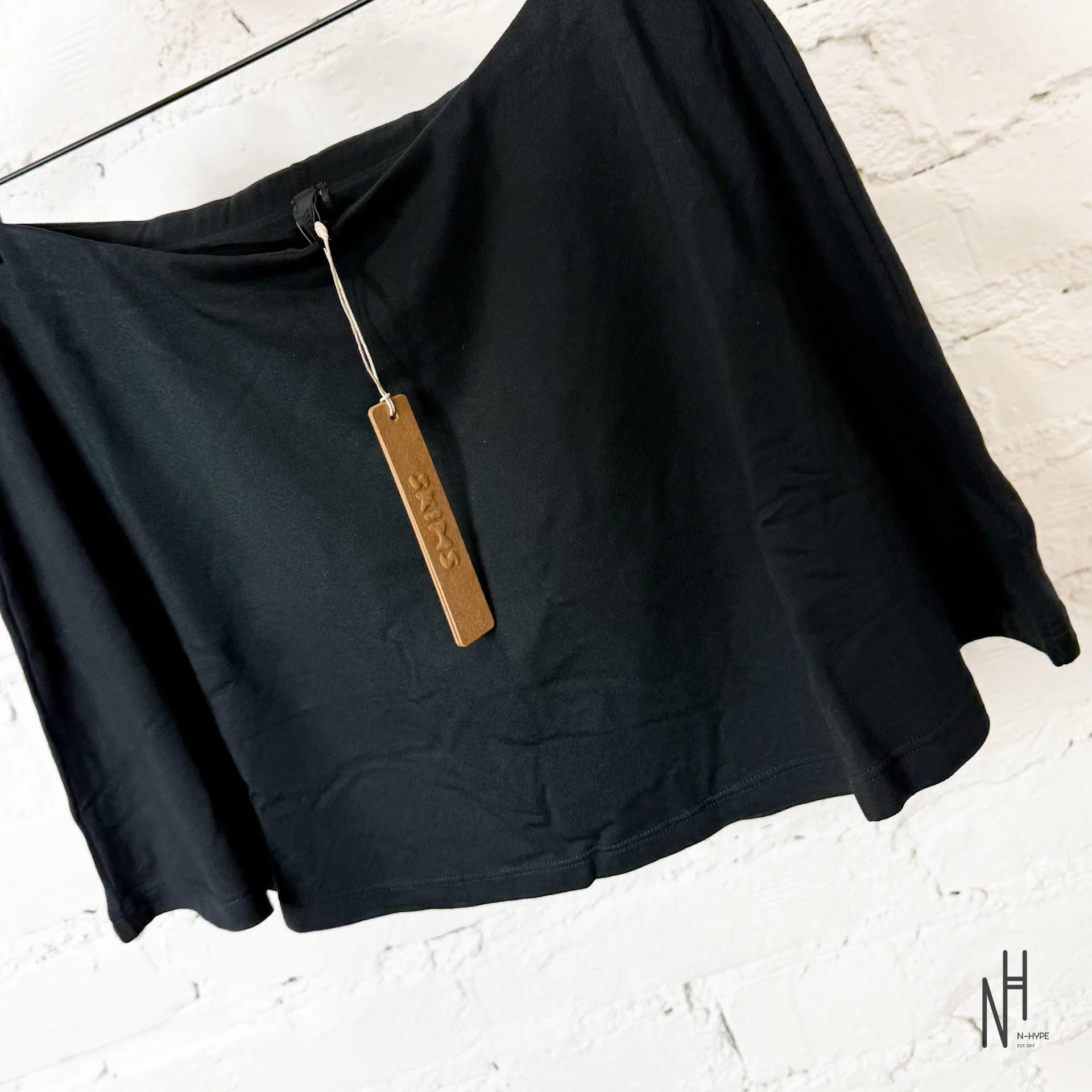SKIMS Smooth Lounge Skort Obsidian - Image 4